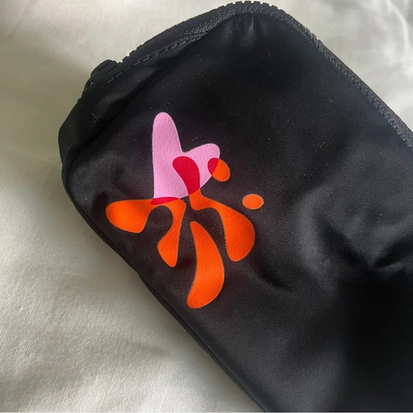 🆕 Lululemon Everywhere Belt Bag - Pride - Picture 2 of 6